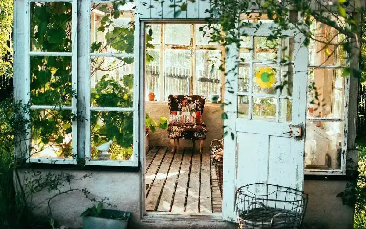 A warm Dorset holiday cottage — Full Bed Hosts after a property owner switched agents