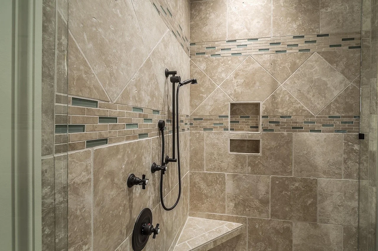 Contemporary walk-in shower with stone-effect tiling