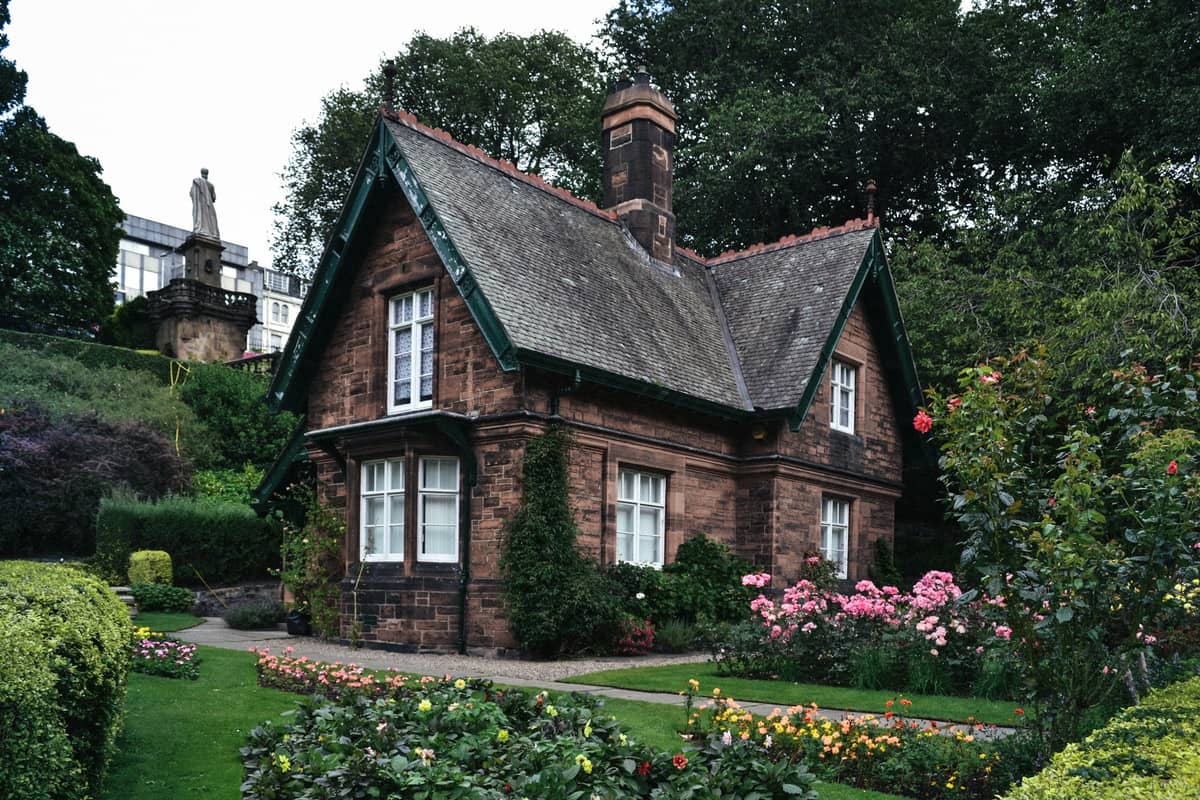 A charming English countryside holiday cottage with a flower garden in summer — Full Bed Hosts managed property